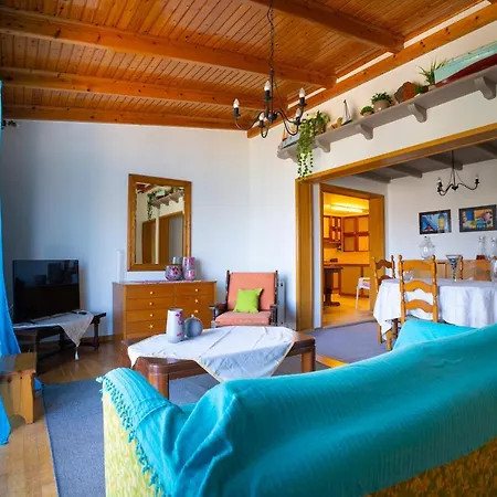 Дом отдыха Chrysi's House φιλόξενο, άνετο και με υπέροχη θέα. Миртеа